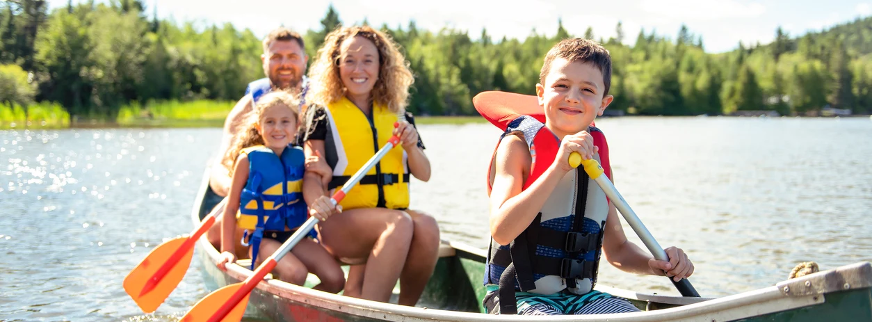 Kanosejlads på floden